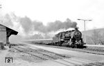 58 1511 (Bw Aue/Sachs) fährt mit einem Sandzug durch den Bahnhof Wiesenburg (Sachs). (21.05.1974) <i>Foto: Michael Malke</i>