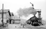 Als Wiesenburg (Sachs) noch ein richtiger Bahnhof war, hat 58 1132 dort freie Fahrt in Richtung Fährbrücke. Von dem Bahnhofsensemble ist heute nichts mehr übrig geblieben. Am 11.11.1998 wurde der Bahnhof zum Haltepunkt herabgestuft, im November 2008 wurden die Bahnsteige zum nachfolgenden Bü an die Ernst-Schneller-Straße verlegt. (21.05.1974) <i>Foto: Michael Malke</i>