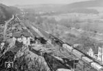 Blick vom Schloßberg auf die im Bahnhof Wiesenburg (Sachs) durchfahrende 58 1207 auf dem Weg nach Zwickau (Sachs). Das Bild zeigt schön die damals noch komplett vorhandene Infrastruktur des Bahnhofs mit Empfangsgebäude, Güterschuppen und Ladegleisen - heute alles Geschichte. (21.02.1976) <i>Foto: Michael Malke</i>