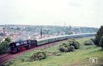 Anlässlich des Jubiläums „100 Jahre Eisenbahndirektion Erfurt“ hatte der Bezirksvorstands (BV) Magdeburg des Deutschen Modelleisenbahn-Verbandes der DDR (DMV) eine Sonderfahrt von Magdeburg Hbf über Sangerhausen nach Erfurt Hbf und zurück organisiert. Der mit 01 1512 bespannte Sonderzug erreicht Hettstedt. (13.06.1982) <i>Foto: Helmut Dahlhaus</i>