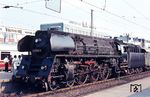 01 0513 (Bw Wittenberge) vor dem D 407 nach Berlin im Bahnhof Hamburg-Altona. Auch wenn die 01.5 zu diesem Zeitpunkt noch täglicher Gast in Hamburg war, war sie für die DSG-Besatzung des gegenüberstehenden Schnellzuges anscheinend schon ein Exot. (13.08.1972) <i>Foto: Helmut Dahlhaus</i>