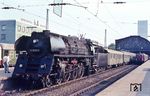 01 0513 hat den D 407/165 (Hamburg-Altona ab 16.43 Uhr – Wittenberge - Berlin Stadtbahn) im Bahnhof Hamburg-Altona bereitgestellt. In Wittenberge fand übrigens ein Lokwechsel von 01.5 auf 01.5 statt. (13.08.1972) <i>Foto: Helmut Dahlhaus</i>