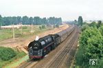 Im Berliner Nordosten in Hohenschönhausen strebt 01 1514 mit dem E 315 "Gedania" (Gdynia - Szczecin - Berlin-Lichtenberg an 8.26 Uhr) ihrem Ziel entgegen. Der Bezirk wurde u.a. durch ein sozialistisches Wohnungsbauprogramm bekannt, bei dem zwischen 1975 und 1984 rund 8000 Plattenbauwohnungen mit Platz für 25.000 Einwohner entstanden. Anderen wird bei Hohenschönhausen eher die Zentrale Untersuchungshaftanstalt des Ministeriums für Staatssicherheit in Erinnerung bleiben. (29.07.1978) <i>Foto: Helmut Dahlhaus</i>