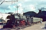 Inzwischen von 01 517 in 01 0517-1 umgenummert, steht die Wittenberger Lok vor dem D 165 (Hamburg-Altona ab 16.34 Uhr – Wittenberge - Berlin Stadtbahn) im Bahnhof Hamburg-Altona. (06.09.1970) <i>Foto: Helmut Dahlhaus</i>