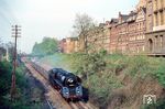 01 0517 fährt mit P 3025 nach Saalfeld (Saale) in Pößneck ob Bf ein. Auch hier ließ man die Arbeiterklasse am Gebäude in der Friedrich-Engels-Straße hochleben.  (18.04.1981) <i>Foto: Helmut Dahlhaus</i>
