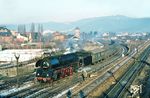 01 1518 fährt mit dem P 3003 (Halle - Camburg – Saalfeld) in Saalfeld (Saale) ein. (28.12.1980) <i>Foto: Helmut Dahlhaus</i>