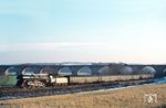 01 1518 rollt mit P 4004 aus Saalfeld (Saale) vor der Saaletalbrücke der Autobahn dem nächsten Halt in Göschwitz entgegen. Die 794 m lange Gewölbebrücke wurde zwischen 1938 und 1941 als Abschnitt der Reichsautobahn Berlin-Frankfurt/M errichtet. (28.12.1980) <i>Foto: Helmut Dahlhaus</i>