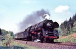 Kurz vor dem Hönebacher Tunnel ist die Erfurter 01 519 mit dem D 7 (Frankfurt - Bebra [ab 11.37 Uhr] – Erfurt – Leipzig – Dresden – Warszawa) unterwegs. (14.05.1967) <i>Foto: Helmut Dahlhaus</i>