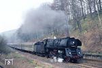 01 0520 mit dem D 199 (Frankfurt/M – Frankfurt/O) kurz vor dem Hönebacher Tunnel. (28.04.1973) <i>Foto: Helmut Dahlhaus</i>