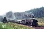 An der klassischen Bellingrodt-Stelle bei Hönebach, der hier vermeintlich als erster einen "Interzonenzug" aufnahm, kachelt 01 535 vor dem D 1097 (Duisburg – Bebra – Erfurt – Dresden) die Steigung hinauf. (29.06.1969) <i>Foto: Helmut Dahlhaus</i>