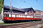 Die Triebwagen VT 137 094 bis 223 waren für die Deutsche Reichsbahn-Gesellschaft als Einheitstriebwagen mit Einheitsgrundriss gebaut worden. Es wurden 77 Triebwagen in sechs Serien gefertigt. Die Triebwagen entstanden aus den Erkenntnissen mit den vorher erschienenen Essener Grundriss und Eilzugwagengrundriss, die sich im Betriebsdienst im Großen und Ganzen bewährt hatten. Für einen rascheren Fahrgastfluss wurde der Fahrzeuggrundriss der Essener Wagen für die neuen Fahrzeuge so überarbeitet, dass die Stauräume im Mitteleinstieg insgesamt vergrößert wurden. VT 137 099 blieb nach 1945 in der DDR und war als Dienstfahrzeug des Präsidenten der RBD Greifswald im Einsatz. Der VT erlebte sogar noch die Einstufung in die DB AG als 685 254-5 und ist heute noch als Museumstriebwagen im Mecklenburgischen Eisenbahn- und Technikmuseum Schwerin erhalten. (10.2004) <i>Foto: Dieter Wünschmann</i>