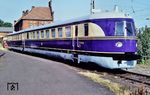Der als Museumsfahrzeug für das Bw Leipzig Hbf Süd aufgearbeitete Triebwagen 183 252 erstrahlt in alter Schönheit und mit alter Nummer SVT 137 225 a/b in Wustermark Rbf. Der Schnelltriebwagen der Bauart Hamburg war im August 1935 beim Bw Berlin Anhalter Bf in Dienst gestellt worden. Nach dem Krieg gehörte er zum Bestand des T-Bw Karlshorst, wo er nach dem Umbau 1956 als Salonwagen der DDR-Regierung zur Verfügung stand. Die Fahrzeugeinheit wurde 1975 in die Liste der Museumsfahrzeuge aufgenommen. Nach langer Abstellzeit im Schadpark konnte er 1991 der betriebsfähigen Aufarbeitung unterzogen und anschließend der Öffentlichkeit wieder zugeführt werden.  (04.07.1991) <i>Foto: Tino Eisenkolb, Slg. A. Höfig</i>