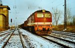 120 127 vom Bw Gera mit einem Güterzug in Neukieritzsch an der Bahnstrecke Leipzig–Hof und der hier abzweigenden Bahnstrecke Neukieritzsch–Chemnitz südlich von Leipzig. (06.01.1990) <i>Foto: Andreas Höfig</i>