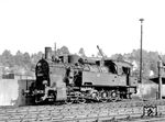 94 1175-2 steht im Lokbf Schleusingen frisch restauriert für die Rückleistung nach Suhl bereit. Im Dezember 1974 wurde sie im Bw Meiningen abgestellt und am 05.05.1975 ausgemustert.  (14.09.1974) <i>Foto: Hans-Jürgen Trunk</i>
