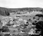 94 1175 vom Bw Meiningen dampft mit P 19088 nach Suhl über das 47 m lange Viadukt kurz vor dem Bahnhof Hirschbach (Thür).  (14.09.1974) <i>Foto: Hans-Jürgen Trunk</i>