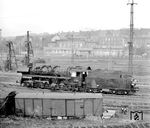 58 3025 (Bw Riesa) zu Gast im Bw Karl-Marx-Stadt-Hilbersdorf. Die badische G 12 war erst 1956 aus Polen in die DDR zurückgekehrt. 1959 wurde 58 285 in 58 3025 rekonstruiert. Schön zu sehen ist hier die Gegenkurbel und Schwinge an der letzten Kuppelachse für die umgebaute Steuerung des Innenzylinders. Aus dem alten preußischen Tender 2'2' T 31.5 einer P10 wird anscheinend verfeuert, was die Heizer spöttisch "Blumenerde" oder "Kosakenkies" nennen. Im Vordergrund steht übrigens der Wagenkasten des Güterwagens Nr. 97-13-12 der Preßnitztalbahn. (19.02.1975) <i>Foto: Michael Malke</i>