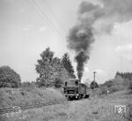 94 2043 wurde am 30.06.1919 als sächs. XI HT 2066 beim Bw Aue in Dienst gestellt und blieb bis zu ihrer Ausmusterung am 09.01.1976 dort stationiert. Obwohl sie keine geeignete Lok für die Eibenstocker Steilstrecke war, da sie über keine Gegendruckbremse verfügte, die hier zwingend vorgeschrieben war, wurde sie immer wieder mit einer Sondergenehmigung der Rbd Dresden dort eingesetzt und kachelt hier nach Eibenstock oberer Bf bergan. (07.1975) <i>Foto: Michael Malke</i>