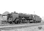 01 2065-9 (ex 01 065) vom Bw Berlin Ostbahnhof präsentiert sich in der Est Berlin-Lichtenberg. Von dort aus wurde sie maßgeblich vor den Zügen E 314/315 "Gedania" von und nach Szczecin (Stettin) eingesetzt. An der Lok fallen die gemalten Nummernschilder auf, deren Ziffern nicht der Norm entsprechen.  (13.04.1979) <i>Foto: Michael Malke</i>