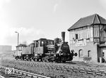 89 6009, eine preußische T 3 nach Musterblatt M III-4e (2), war seit dem 11. November 1953 mit einem Schlepptender zur Erhöhung der Reichweite ausgerüstet. Am 16. November 1971 ging sie an das Verkehrsmuseum Dresden über. Nach ihrer im November 1974 beendeten betriebsfähigen Aufarbeitung zählte sie als Traditionslokomotive wieder zum Reichsbahnbestand. Vom 4. bis zum 9. April 1975 überführte sie die zum diesem Zeitpunkt noch mit Gleichstromtechnik versehene ehemalige Werklok des Zementwerkes Bad Berka von Weimar über Gera, Gößnitz, Glauchau und Karl-Marx-Stadt nach Dresden, hier am Stellwerk „Ho“ (Hermsdorf Ost) in Hermsdorf-Klosterlausnitz. Im Auftrag des Verkehrsmuseums Dresden wurde die Ellok ab Dezember 1978 im Raw Dessau in den Zustand als Drehstrom-Versuchslokomotive von Siemens & Halske im Zustand um 1900 zurückgebaut. Zur Fahrzeugausstellung „30 Jahre DDR – 50 Jahre Raw Dessau“ wurde sie im September 1979 derart restauriert erstmals der Öffentlichkeit präsentiert. Beide Lokomotiven befinden sich heute in Dresden.  (04.1975) <i>Foto: Michael Malke</i>