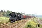 41 1130 mit zwei Symbolen der DDR auf der Saalebahn bei Großpürschütz: Dg 55445 mit Braunkohlebriketts als dem nahezu einzigen Energieträger und zwei Rotarmisten, die man allerdings nicht so oft alleine sah... (07.08.1982) <i>Foto: Thomas Fischer</i>