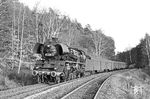 Hinter der Autobahnbrücke in Stadtroda gab es eine der wenigen Fotostellen, in der auch im Winter das Licht in den Wald schien. So wurde hier die Saalfelder 41 1150 mit dem P 6018 (Gera - Göschwitz) erwartet. (07.01.1983) <i>Foto: Thomas Fischer</i>