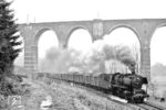 50 2740 der Einsatzstelle Pockau-Lengefeld an einem frühen Frühlingstag mit Ng 64325 unter dem Viadukt in Hetzdorf. (25.03.1984) <i>Foto: Thomas Fischer</i>