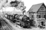 50 3552 (Bw Halberstadt) fährt in Gatersleben an dem schönen Fachwerk-Stellwerk "Go" vorbei. (04.04.1982) <i>Foto: Thomas Fischer</i>