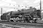 Fast drei Jahre nach dem Ende des Dresdner Schnellzugeinsatzes kamen die verbliebenen Altbau-01 nach Saalfeld. Für die Eisenbahnfotografen eine Sensation, für die Reichsbahn weniger erfreulich, denn es waren die Auswirkungen einer Energiekrise, ausgelöst durch die wirtschaftliche Schwäche der DDR, die weder die gestiegenen Forderungen des Hauptlieferanten Sowjetunion erfüllen, noch das auf dem Weltmarkt reichlich vorhandene Rohöl gegen Devisen bezahlen konnte. Die einmalige Phase währte jedoch kein Jahr. Wieder beeinflusst durch die Weltpolitik kam zum Jahresende 1980 keine Kohle mehr aus Polen und so wurde 1981 erneut mit ölgefeuerten 01.5 gefahren, wie in den Jahren zuvor. Im Bahnhof Camburg wartet die Saalfelder 01 2114 in klassischer Fotopose auf die Übernahme ihres Zuges. (14.04.1980) <i>Foto: Martin Heller</i>