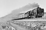 01 2114 mit der Saalfelder "Starleistung" des D 504 nach Berlin-Schöneweide bei Uhlstädt. Der Zug hat noch drei Halte in Jena, Naumburg und Weißenfels vor sich, um 13.08 Uhr wird die 01 dann den Zug in Halle (Saale) an eine 132 übergeben, obwohl die nächsten 100 km bis Jüterbog hätten elektrisch gefahren werden können.  (05.1980) <i>Foto: Martin Heller</i>