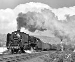 An einem schönen Herbsttag des Jahres 1980 beschleunigt 01 2118 einen Personenzug nach Saalfeld (Saale) aus Jena. (10.1980) <i>Foto: Martin Heller</i>