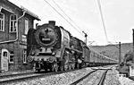 01 2204 passiert mit dem D 504 die Blockstelle Stöben zwischen Camburg und Großheringen. Die Blockstelle (mit Schrankenposten) war bis zum zweigleisigen Ausbau der Saaletalbahn in Betrieb. Das Wärtergebäude stammte noch aus der Anfangszeit der Bahn von 1874 und wurde 1982 abgerissen. (09.1980) <i>Foto: Martin Heller</i>