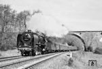 01 2204 auf dem Weg nach Saalfeld (Saale) an der Autobahnbrücke der heutigen BAB A 4 bei Göschwitz. Im Gegensatz zum Westen verwendete die DDR in ihrer Wegweisung zu keinem Zeitpunkt Autobahnnummern, lediglich die Fernziele waren auf den Schildern ausgewiesen. Die 794 m lange Gewölbebrücke wurde zwischen 1938 und 1941 als Abschnitt der Reichsautobahn Berlin-Frankfurt/M errichtet.  (05.1980) <i>Foto: Martin Heller</i>