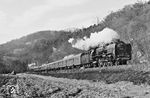 Nahe des ehemaligen Schrankenpostens 43 bei Kahla ist 01 2204 mit dem D 504 nach Berlin-Schöneweide unterwegs. (03.1980) <i>Foto: Martin Heller</i>