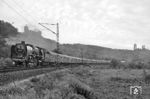 Burgen-Romantik im Saaletal: 01 2204 mit dem D 504 (Saalfeld - Berlin-Schöneweide) vor der Rudelburg und der benachbarten Burg Saaleck. (08.1980) <i>Foto: Martin Heller</i>