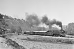02 0201 mit einem Sonderzug für den DEFA-Film "Traktion mit Tradition" bei Dornburg. Die Deutsche Film AG, kurz DEFA, war das volkseigene Filmunternehmen der DDR mit Sitz in Potsdam-Babelsberg. (14.05.1980) <i>Foto: Martin Heller</i>