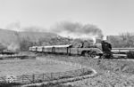 Der DEFA-Filmzug mit der Hallenser 02 0201 bei Jena. (13.05.1980) <i>Foto: Martin Heller</i>