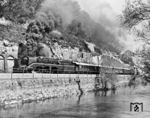 02 0201 mit dem DEFA-Filmzug an der Saale bei Rothenstein. Die Fotostelle war nicht ganz ungefährlich, da sich oberhalb im Berg eine Waffenlagerstätte der Nationalen Volksarmee (NVA) befand. Das sog. Komplexlager 22 war eine ehemalige Rüstungsanlage aus dem Zweiten Weltkrieg, die die Fertigung der Zeiss-Werke Jena während des Zweiten Weltkrieges sichern sollte und nach dem Krieg von der NVA genutzt wurde. Das Waffenlager wurde 2003 von der Bundeswehr verlassen und von der Oberfinanzdirektion an einen privaten Investor verkauft.  (14.05.1980) <i>Foto: Martin Heller</i>
