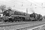 Im Bahnhof Camburg begegnen sich 02 0201 (18 201) der VES(M) Halle und die Saalfelder 01 2204. (05.1980) <i>Foto: Martin Heller</i>