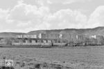 Abseits der Filmaufnahmen übernahm 02 0201 in Camburg offenkundig einen planmäßigen Personenzug und beförderte ihn bis Saalfeld (Saale). Die Aufnahme entstand vor der Autobahnbrücke bei Göschwitz und den Plattenbauten von Lobeda. (05.1980) <i>Foto: Martin Heller</i>