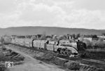 Im Abendlicht rollt 02 0201 bei Rudolstadt vorbei. Die Bespannung des Personenzuges ist mindestens so interessant wie der Postwagen hinter der Lok. (05.1980) <i>Foto: Martin Heller</i>