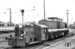 Als die Deutsche Reichsbahn 1970 das EDV-System einführte, wurden die Dieselfahrzeuge der Bedeutung der Traktionsart entsprechend in die Baureihengruppe 1xx einsortiert. Entgegen der bei der Deutschen Bundesbahn angewandten Methode wurden die Kleinloks jedoch nicht in einer separaten Gruppe erfasst. Die ehemalige Kb 4114 (Baujahr 1933) wurde in 100 214 umgezeichnet und wird hier von 112 530 aus Cottbus ins Raw Halle (Saale) zur Untersuchung angeliefert. (02.08.1984) <i>Foto: Thomas Fischer</i>