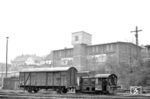 100 537 (Bw Reichenbach) vor historischer Industriekulisse in Wilkau-Haßlau. 'Hawisa' war in den 1930er Jahren ein Röstkaffee der Handelsgesellschadt Schröder&Döhler. Ein neuer Aufzug hat die alte Werbeinschrift am Gebäude durchbrochen.  (26.04.1987) <i>Foto: Thomas Fischer</i>