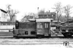 Kleinlok 100 874-7 vom Bw Leipzig-Wahren an ihrem Einsatzort Röblingen a See. Als Kbf 5074 war sie im Juni 1943 von Klöckner-Humboldt-Deutz an die Deutsche Reichsbahn ausgeliefert worden. Am 10.11.1997 wurde sie beim Bh Leipzig Hbf Süd ausgemustert. (31.01.1990) <i>Foto: Thomas Fischer</i>