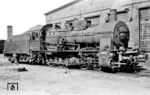 57 2541 (Borsig, Baujahr 1921) präsentiert sich vor der Giebelwand am Ringlokschuppen 2 im Bw Güstrow, ihrer letzten Heimat-Dienststelle. Mit Ablauf der L4-Frist wurde sie am 12.09.1968 abgestellt und noch im gleichen Monat von der HvM zur Ausmusterung verfügt.  (16.04.1968) <i>Foto: Rudi Lehmann, Slg. A. Höfig</i>