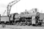 In Stendal wurde 57 2672 (Rheinmetall, Baujahr 1922) offenkundig nicht mehr gebraucht. Sie ist mit einem P8-Tender der Bauart 2'2' T21,5 gekuppelt. Am 01.09.1970 wurde sie offiziell z-gestellt und am 22.02.1971 ausgemustert. (01.05.1970) <i>Foto: Rudi Lehmann, Slg. A. Höfig</i>