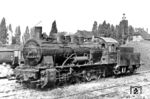 57 3274 (Rheinmetall, Baujahr 1923) wartet in Stendal auf neue Aufgaben. Wie anfangs bei der DR üblich, erhielt sie nur an der Rauchkammer ein neues EDV-Nummernschild, an den übrigen Seiten wurde die Kontrollziffer einfach hinter das vorhandene Lokschild aufgemalt. (05.1970) <i>Foto: Dieter Wünschmann</i>