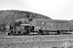 Die Kleinlok 100 117 (Kö 4017) war ein Neubau des Raw Dessau aus dem Jahr 1961, vermeintlich mit Teilen der Kö 0300 von O&K Nr. 22554, Baujahr 1935. Es war eine Zweitbesetzung, da die originale Kö 4017 (BMAG, Baujahr 1931) bei der DB verblieb, aber 1960 ausgemustert worden war. Hier rangiert die Saalfelder Maschine, die 1970 die EDV-Nummer 100 117 erhielt, einen DB-Wagen im Bahnhof Kahla. 1994 wurde die Kleinlok in Saalfeld ausgemustert und ging an den Förderverein Historische Westsächsische Eisenbahnen nach Carlsfeld. (06.1977) <i>Foto: Martin Heller</i>