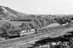 118 109 vom Bw Leipzig Hbf Süd mit einem Schnellzug aus Saalfeld (Saale) bei Kahla. Beim Betreten dieser Fotostelle musste man gut aufpassen, denn man befand sich auf der Kippe des VEB Kombinat Feinkeramik Kahla, wo man schnell schon mal in einen Kaolinsumpf stapfen konnte. (06.1977) <i>Foto: Martin Heller</i>