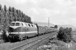 118 112 mit einem Schnellzug aus Saalfeld (Saale) bei Jena-Zwötzen. (08.1975) <i>Foto: Martin Heller</i>