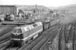 Die aus rumänischer Produktion stammende 119 132 fährt mit einem Übergabezug nach Unterwellenborn aus dem Bahnhof Saalfeld (Saale). Die Reichsbahn war wegen anhaltender Probleme und großer Unzuverlässigkeit der Lokomotiven allerdings sehr unzufrieden mit der Baureihe und stoppte zwischendurch sogar die weitere Beschaffung. In der Anfangszeit standen 50 Prozent der Fahrzeuge zu Reparaturen in den Werkstätten. Das Raw Karl-Marx-Stadt musste zahlreiche Umbauarbeiten vornehmen, um die in Rumänien gefertigten Bauteile durch solche aus DDR-Fertigung mit besserer Qualität zu ersetzen. (08.10.1983) <i>Foto: Martin Heller</i>
